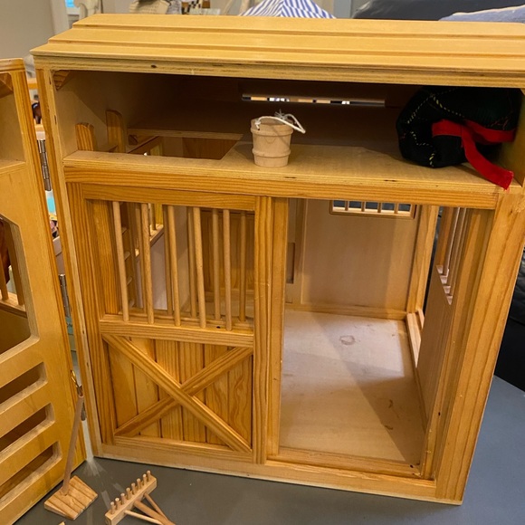 Melissa and Doug folding horse stable - Picture 4 of 7